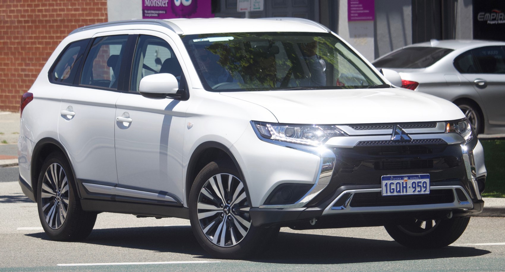 White midsize SUV front three-quarter view with modern grille and alloy wheels
