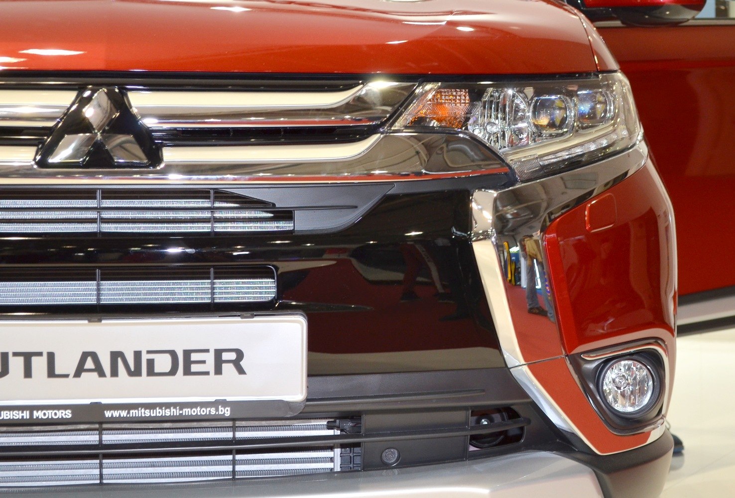 Front grille, headlight, chrome and fog light design