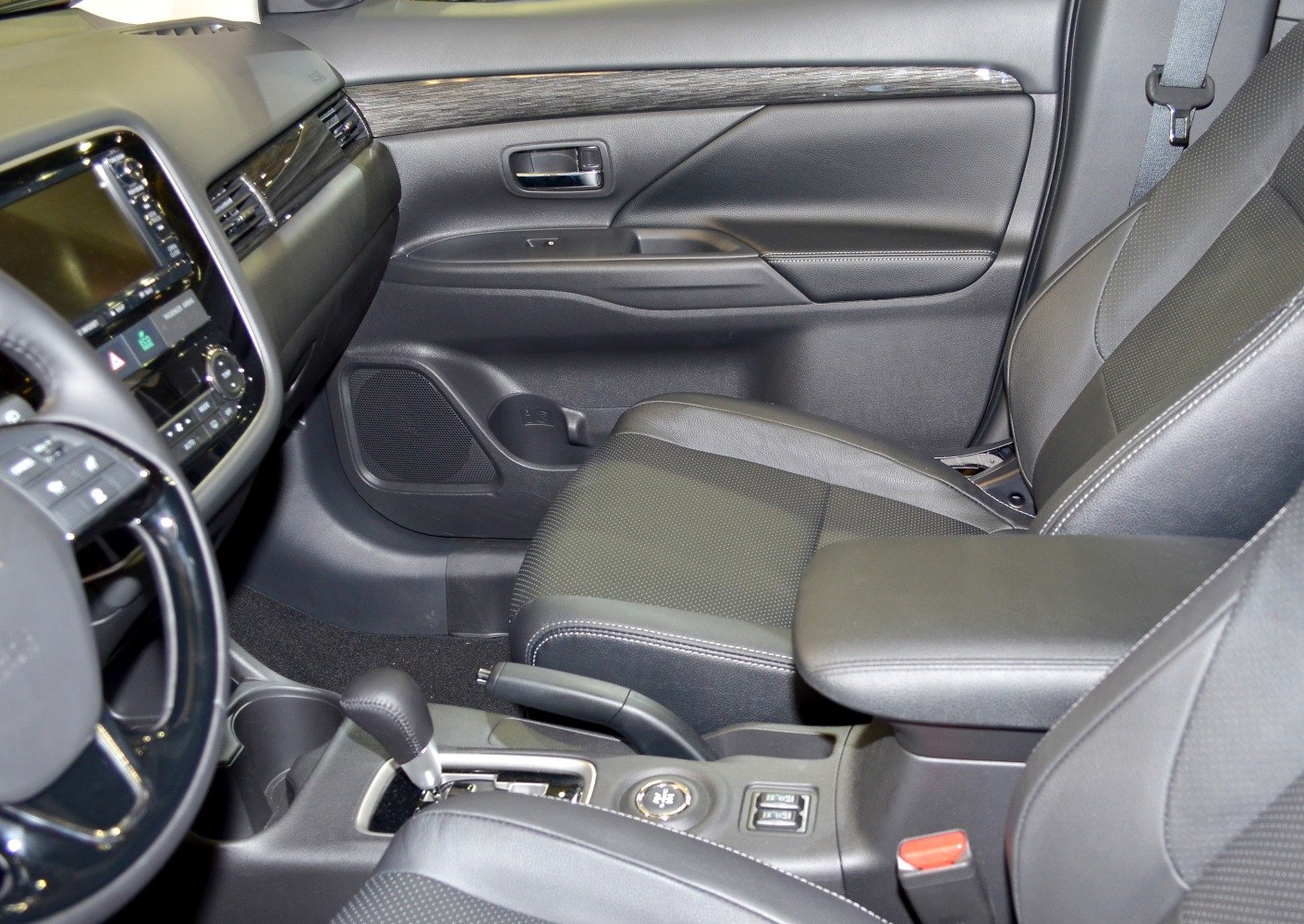 Leather seats, dashboard, center console, and door panel interior features