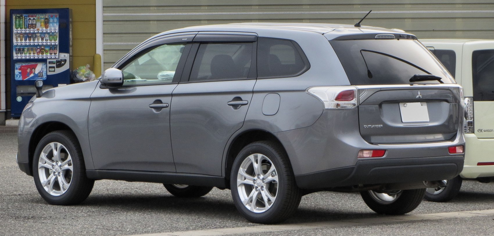 Rear side view of a mid-size SUV with alloy wheels and tinted windows