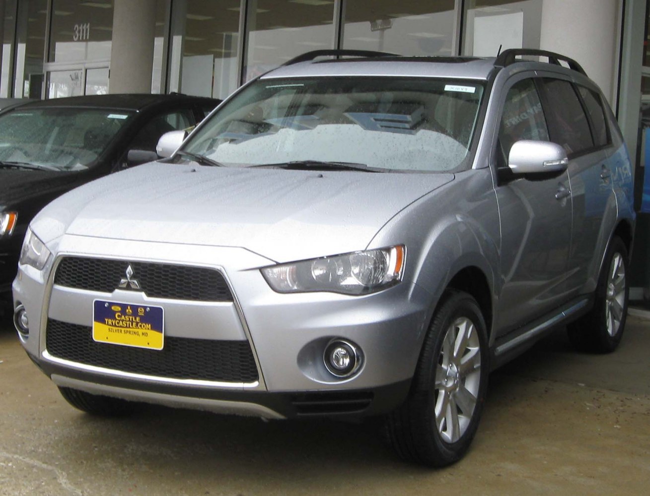 Front grille and alloy wheels of silver SUV