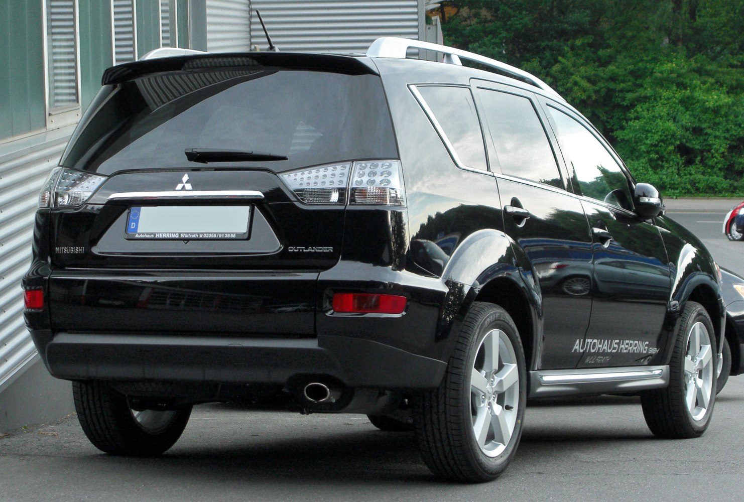 SUV rear view with LED taillights and five-spoke alloy wheels