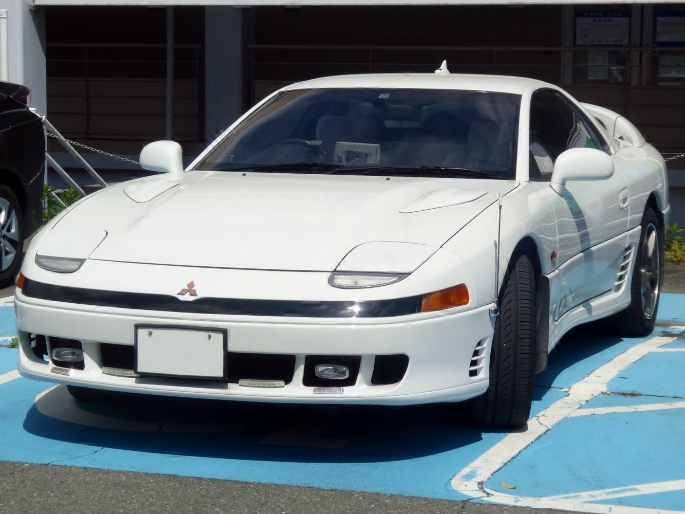 Sporty coupe with pop-up headlights and aerodynamic bodywork