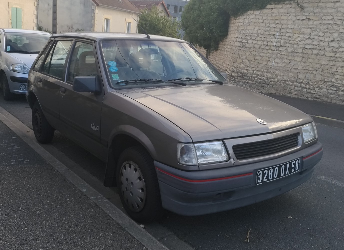 Hatchback with rectangular headlights and red bumper stripe