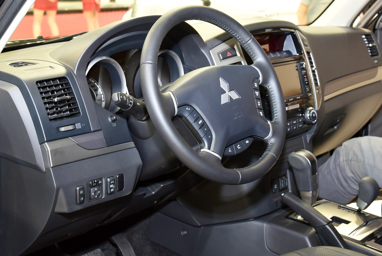 Dashboard, steering wheel, center console with control buttons