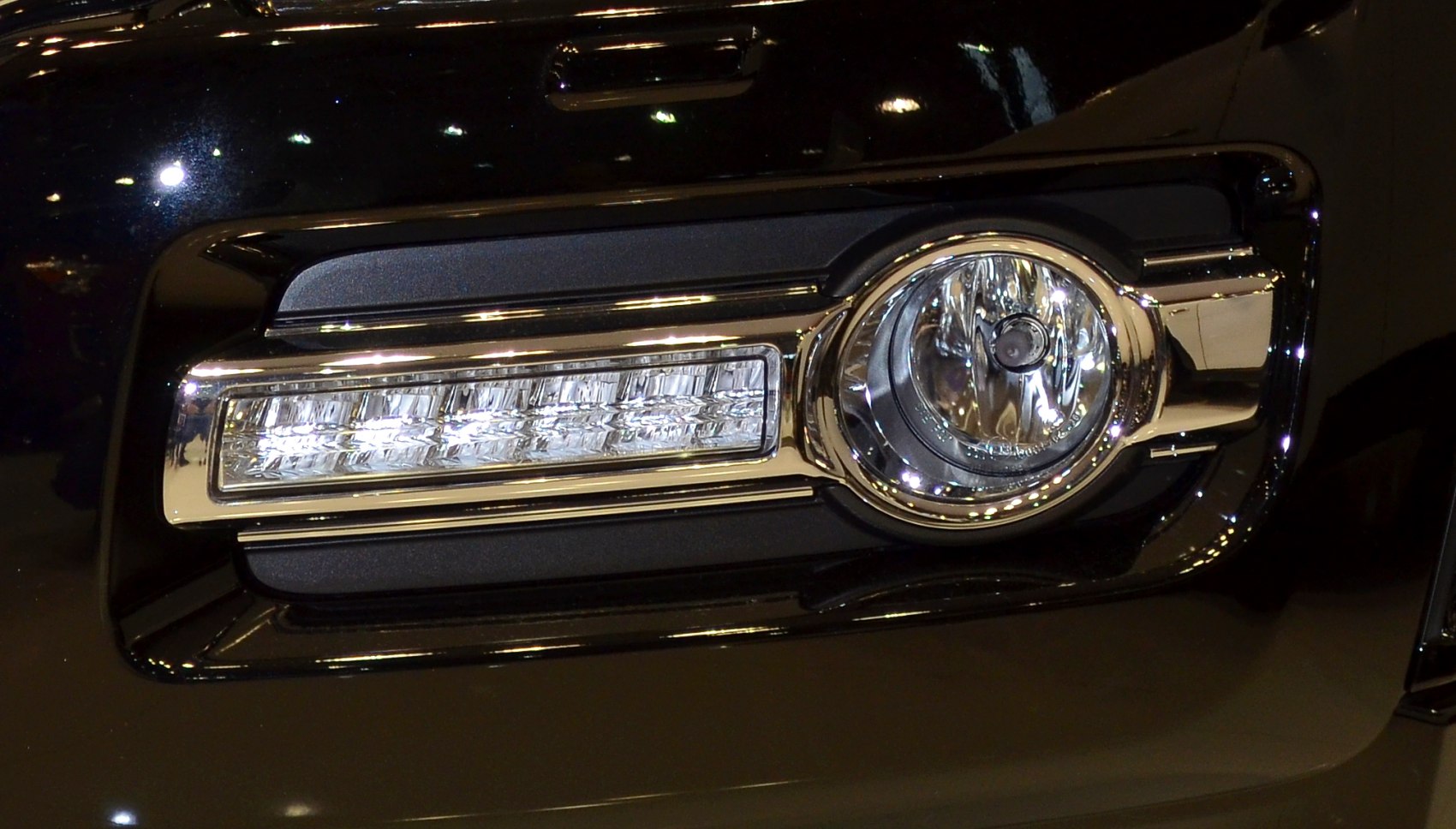 LED daytime running light with round fog lamp assembly