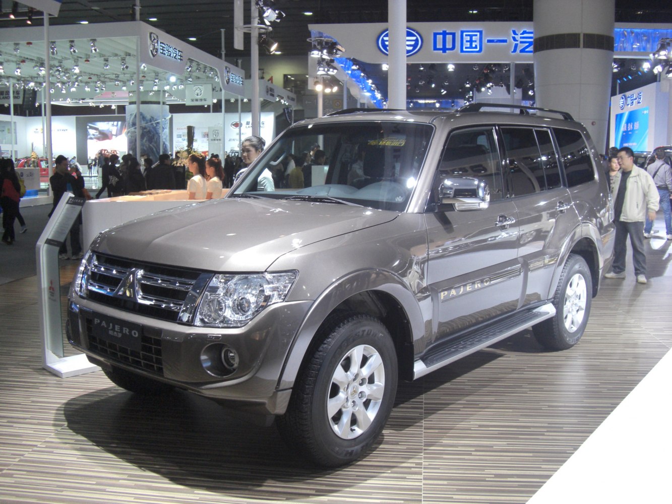 Front and side view of SUV with distinctive grille and alloy wheels