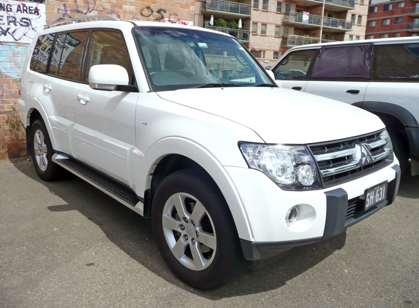 White SUV front and side view with alloy wheels and step boards