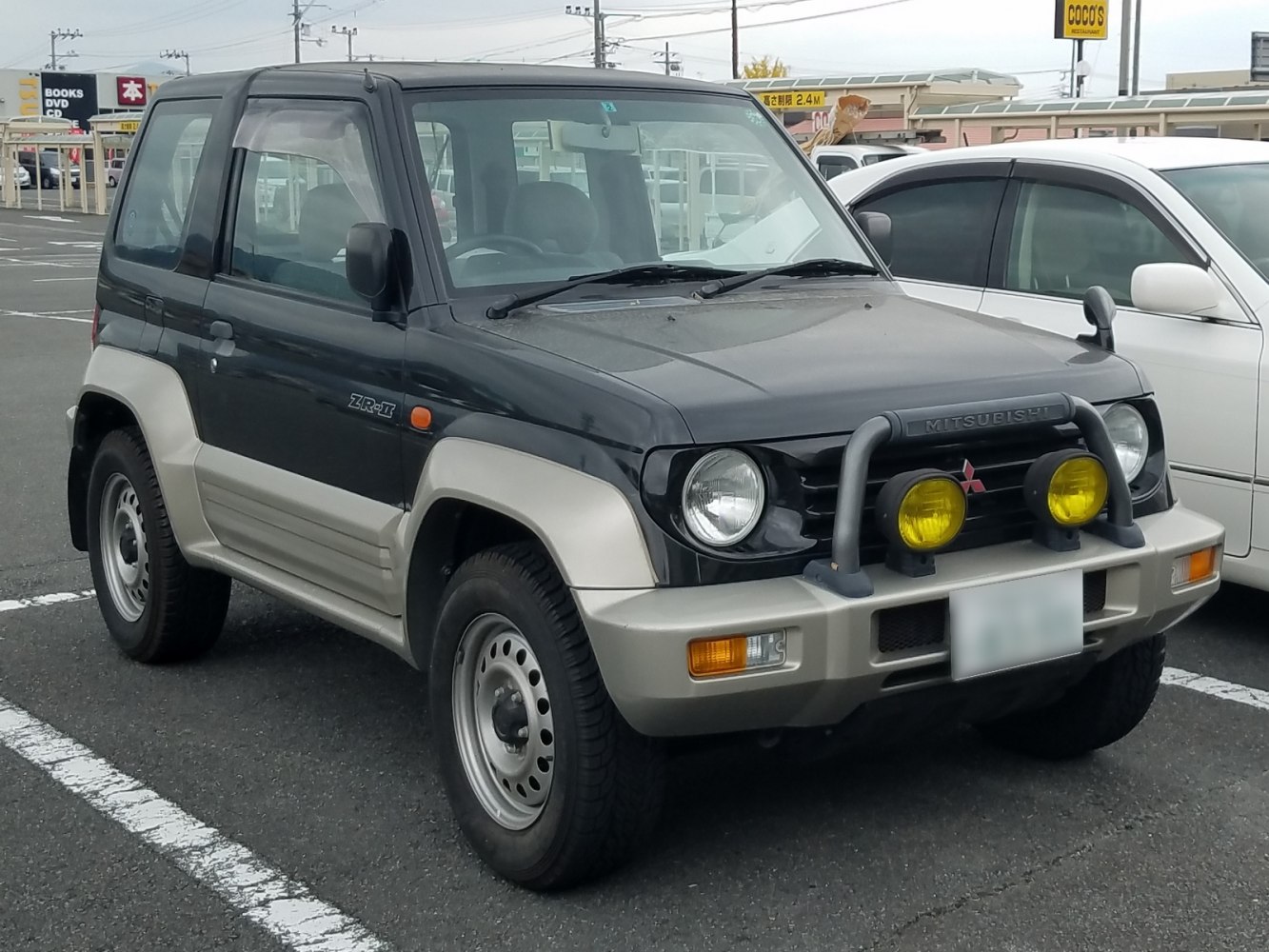 Front-side view with bull bar and yellow fog lights