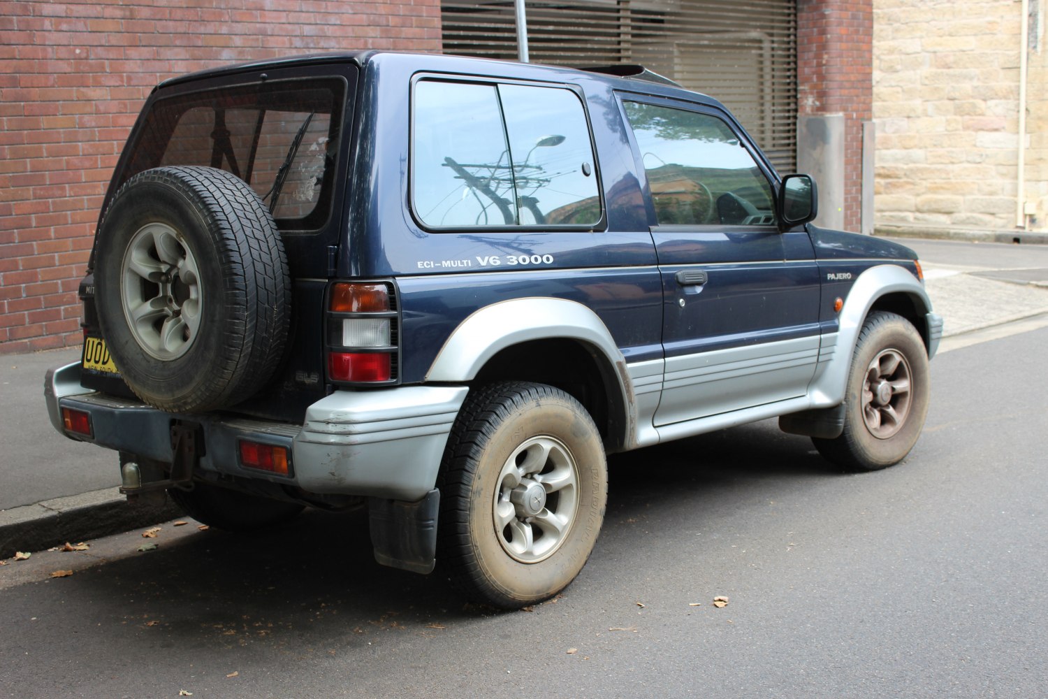 Rear side view of an SUV with spare tire mounted on tailgate