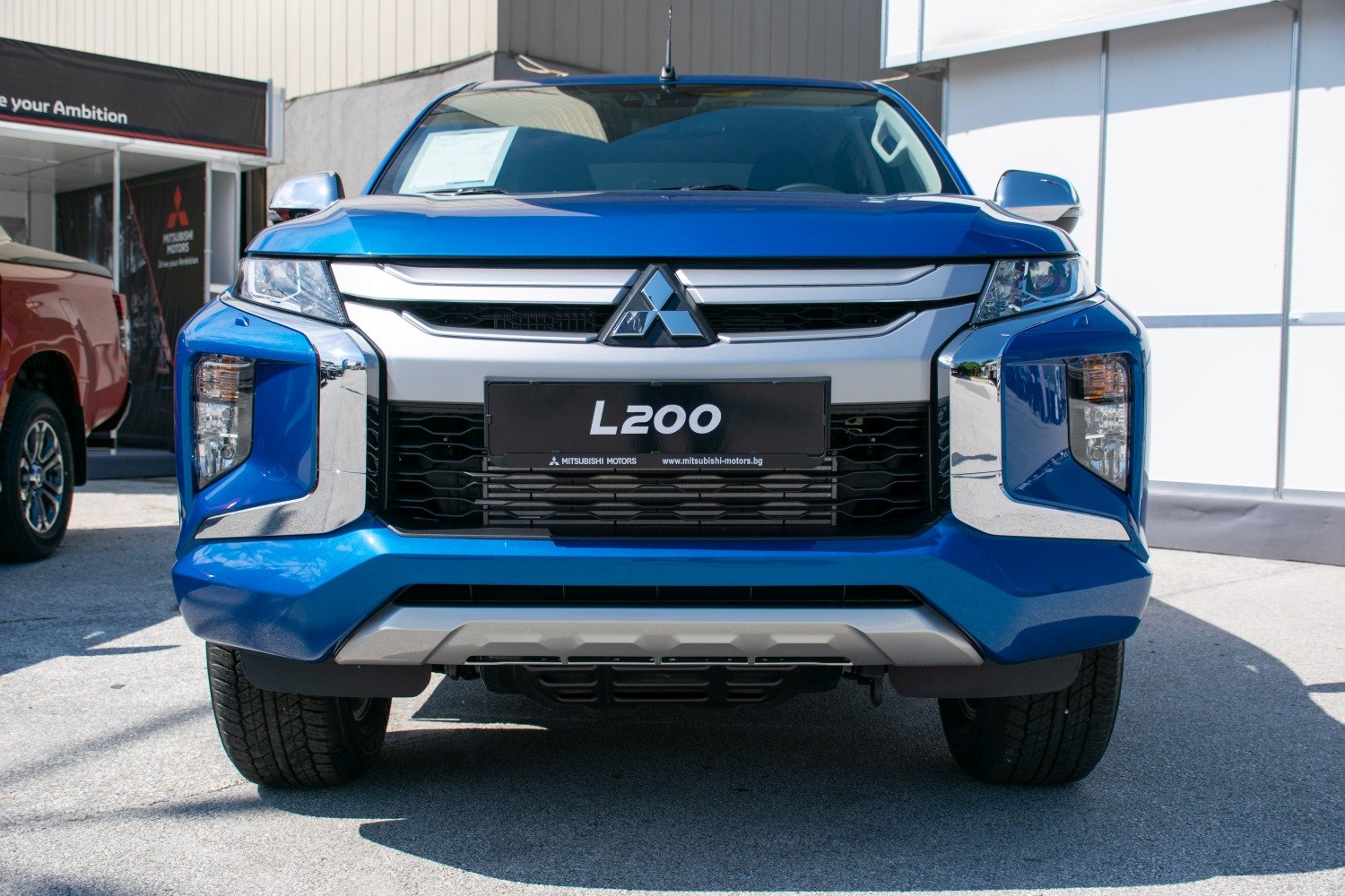 Front grille and headlight design of a pickup truck