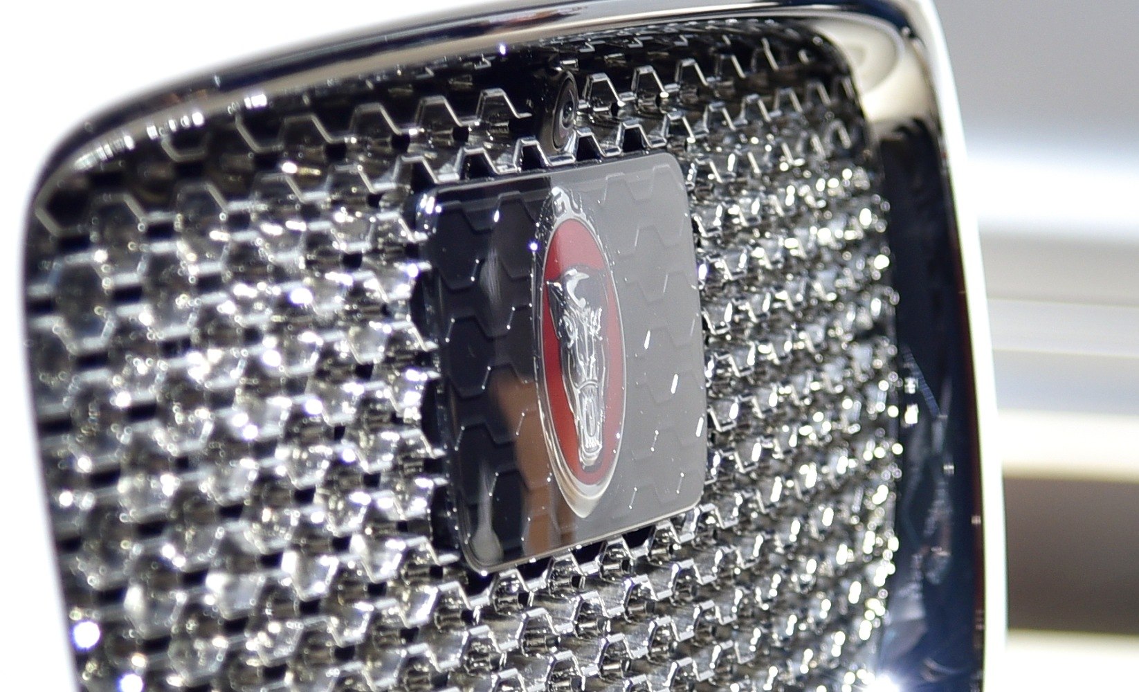 Shiny hexagonal-pattern grille with Jaguar emblem