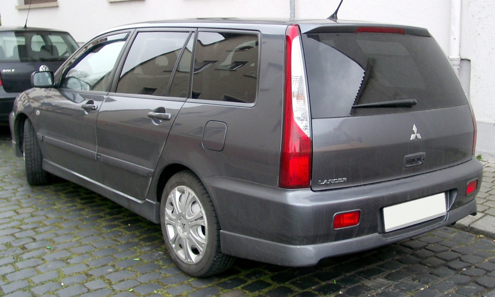 Rear side view with vertical taillight and side windows of a station wagon