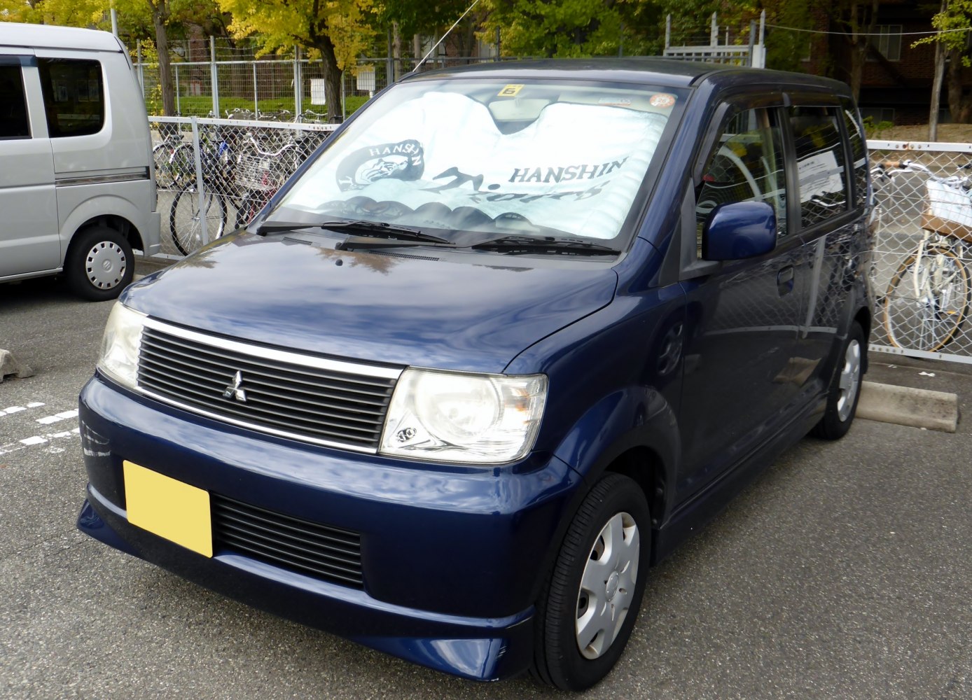 Compact boxy wagon with horizontal grille and square headlights