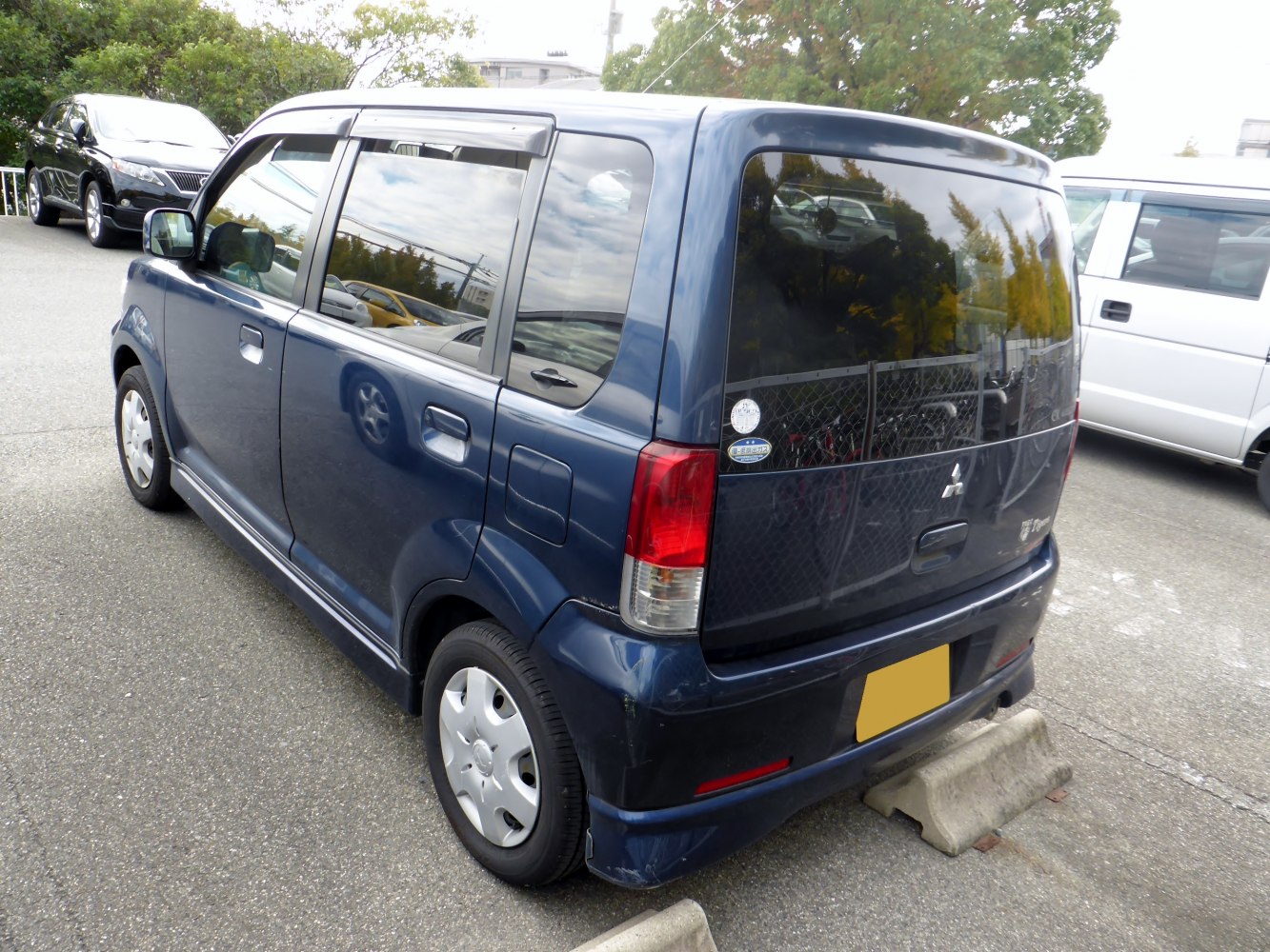Compact wagon with sliding door and tall rear hatchback design