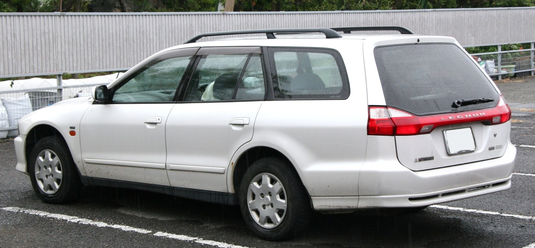 White station wagon with roof rails and rear windshield wiper
