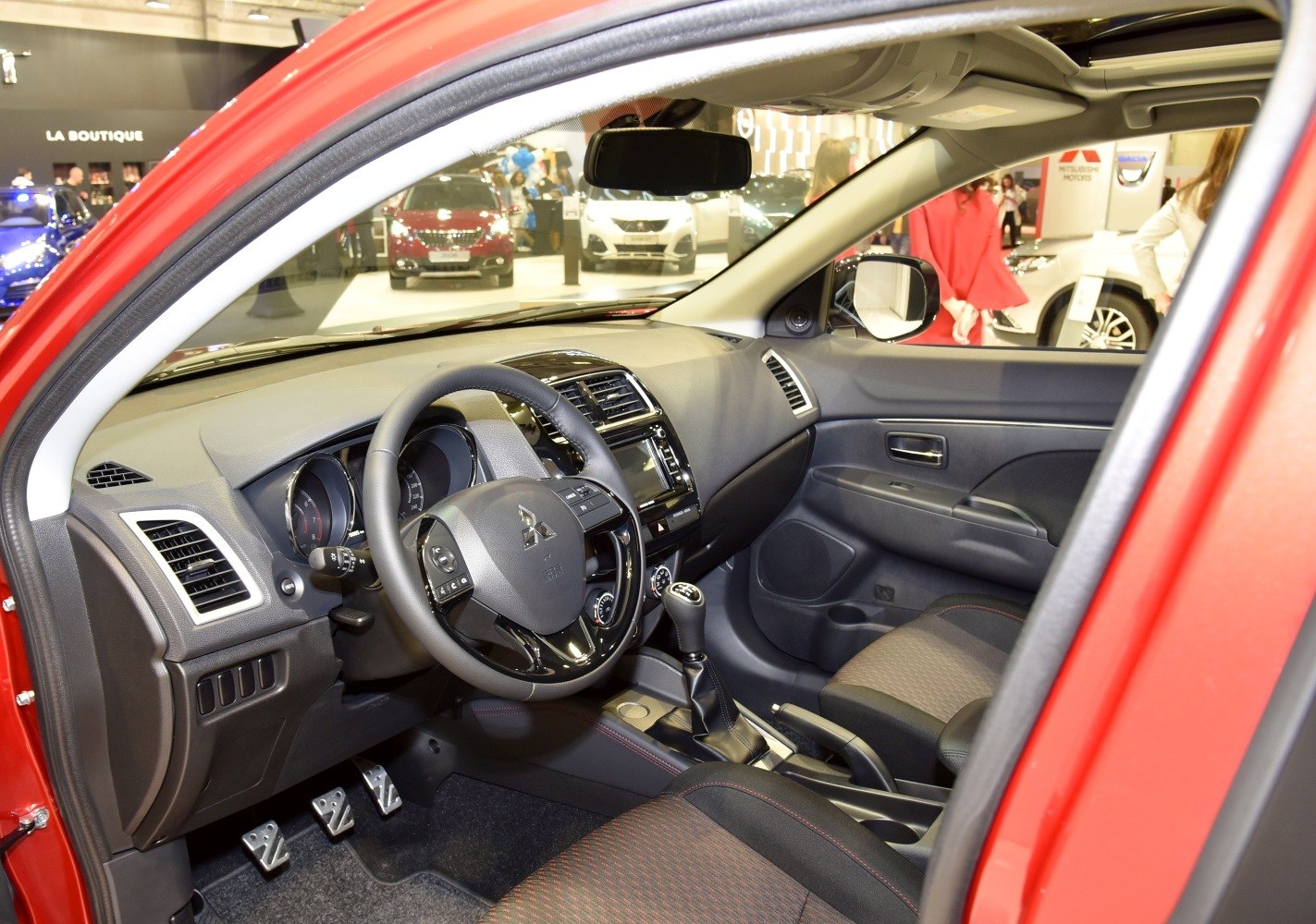 Dashboard with steering wheel and manual gear shift
