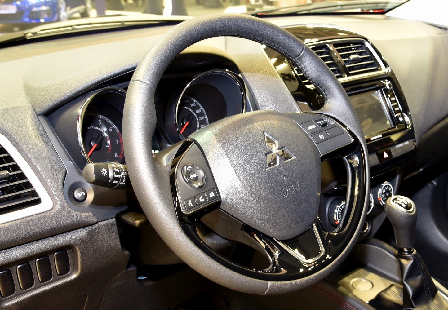 Steering wheel, instrument cluster, center console with manual gear shift