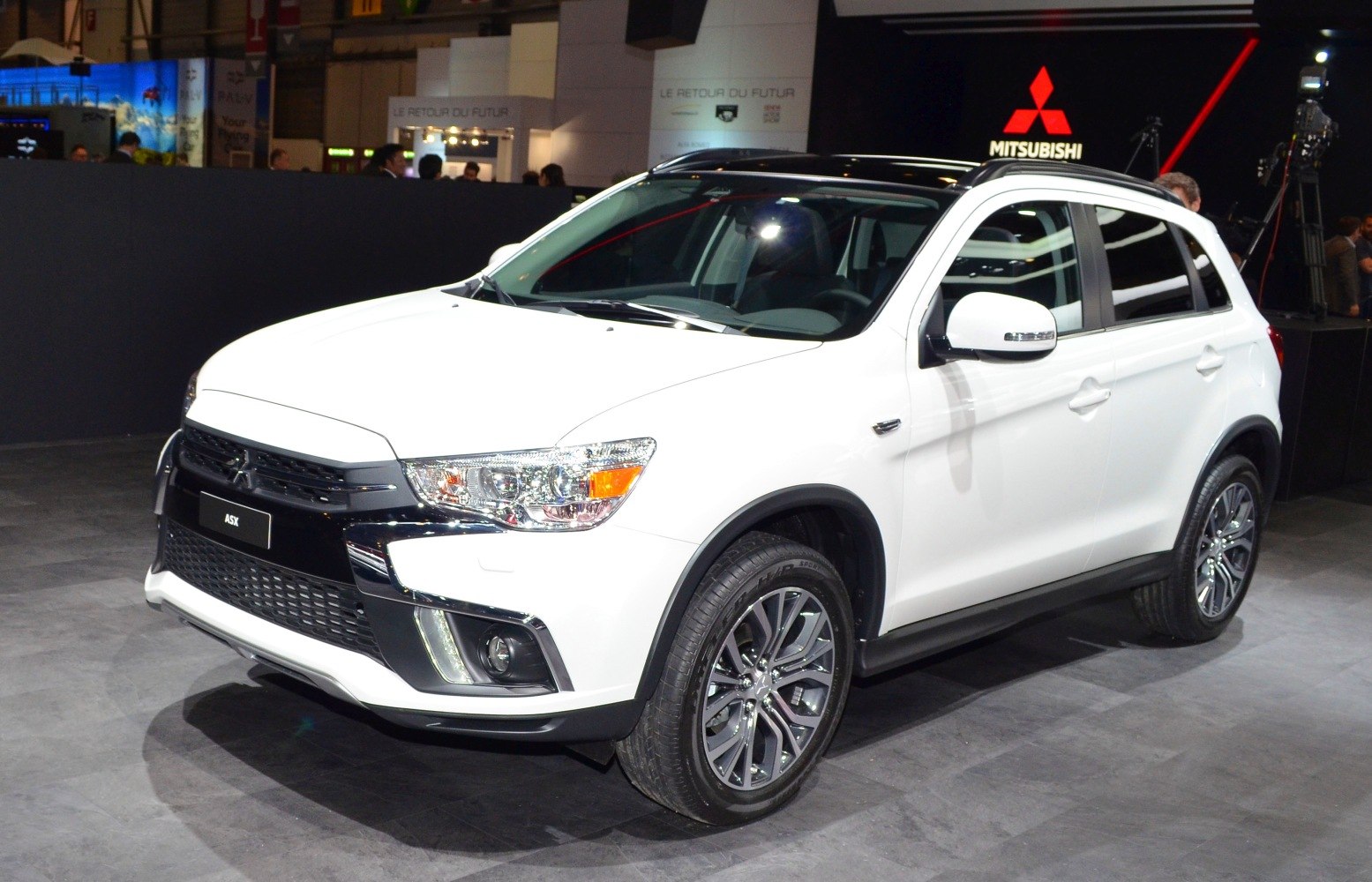 Facelifted front grille and alloy wheels with side profile