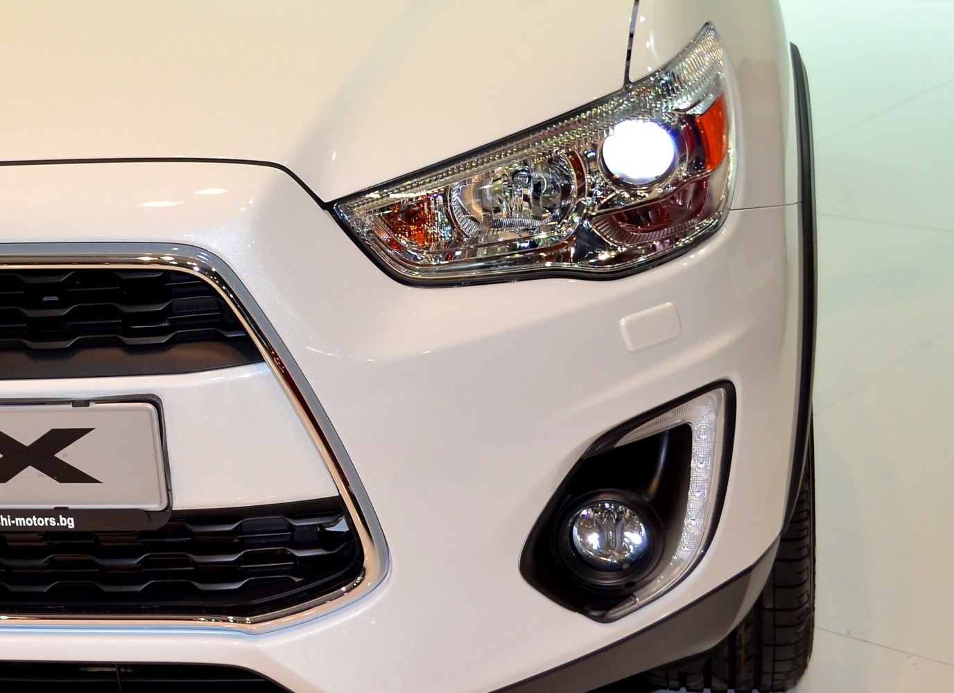 Front headlight with fog light and partial grille