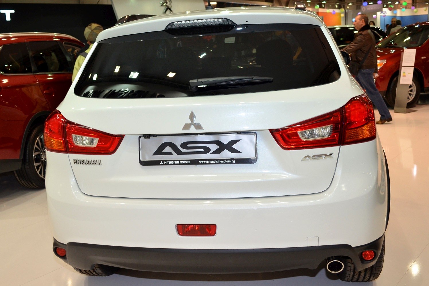 Rear view with distinct taillights and rear windshield wiper