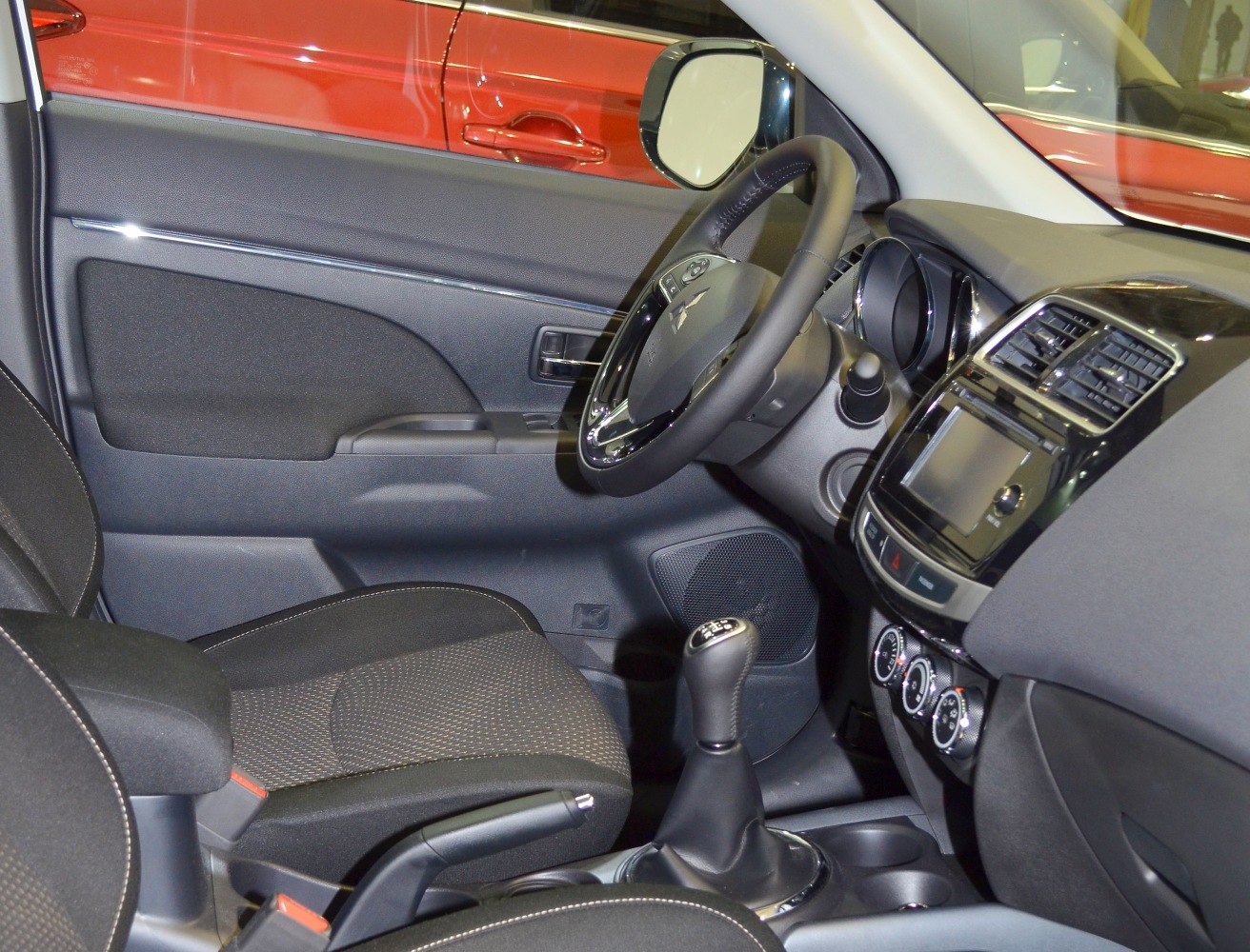 Dashboard, steering wheel, and manual gear shift interior features