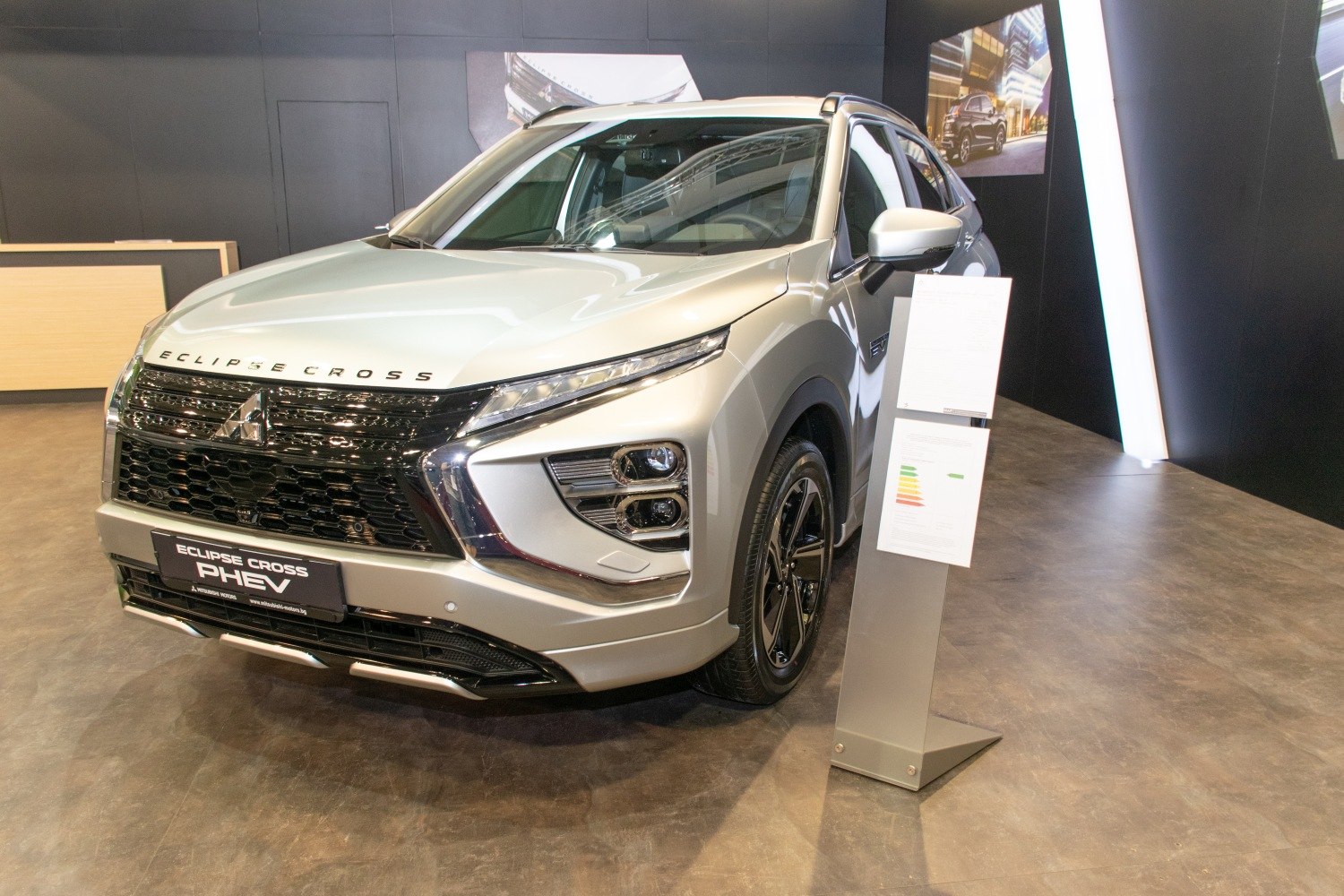 Front view of a facelifted SUV with distinct grille and PHEV badge