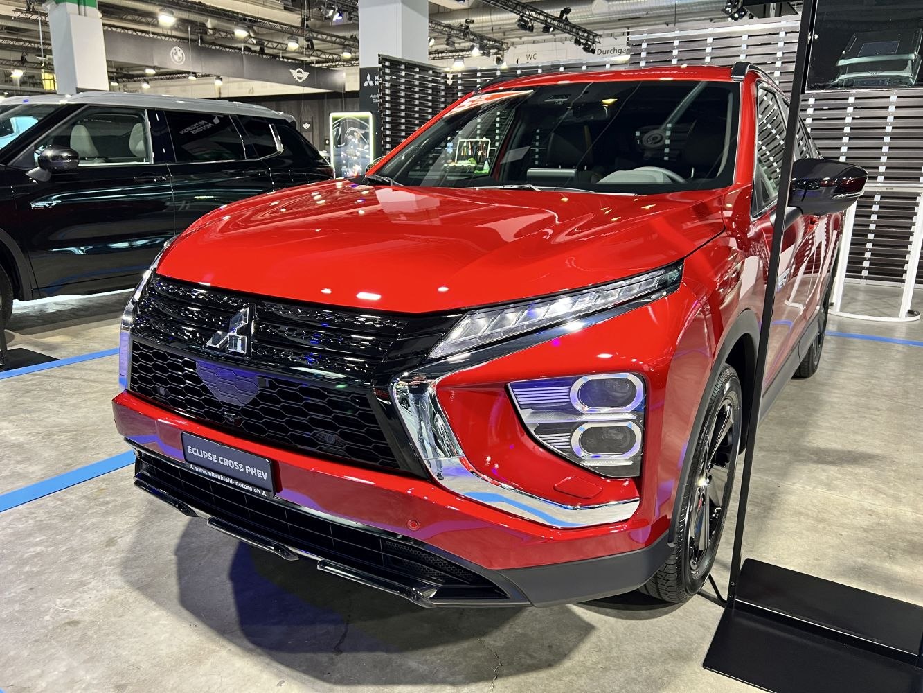 Front grille with distinctive design and dual-level LED headlights