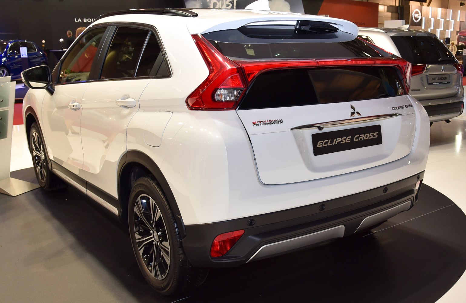 Rear profile and tail light design of an SUV