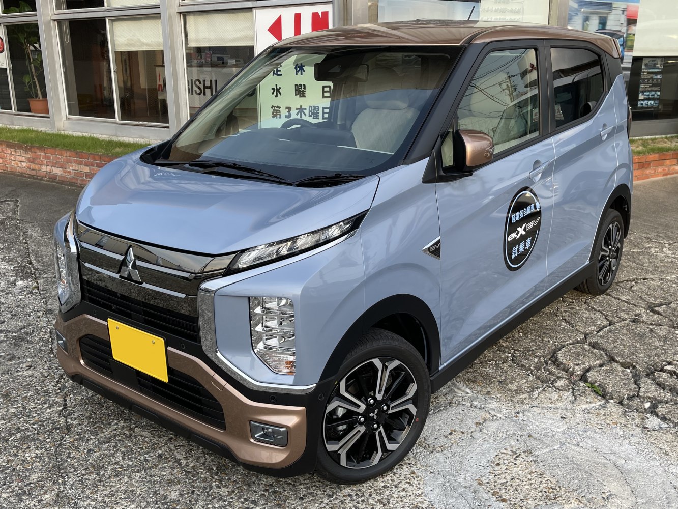 Compact urban crossover with distinctive front grille and two-tone body