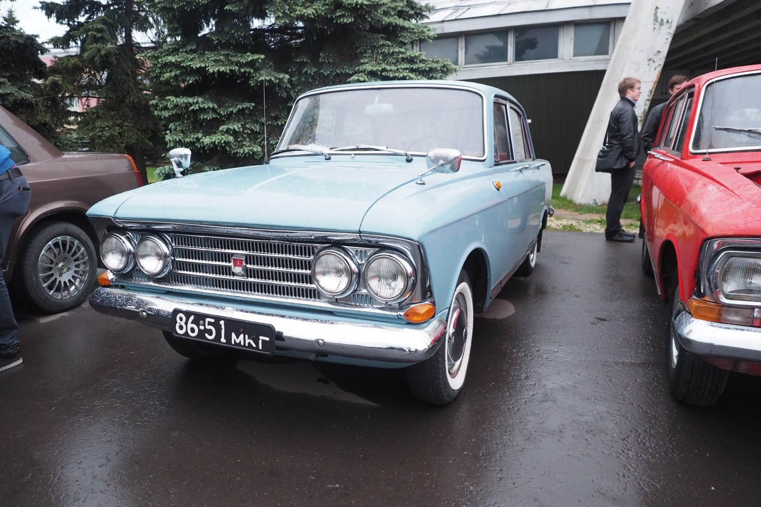 Chrome front grille with dual round headlights
