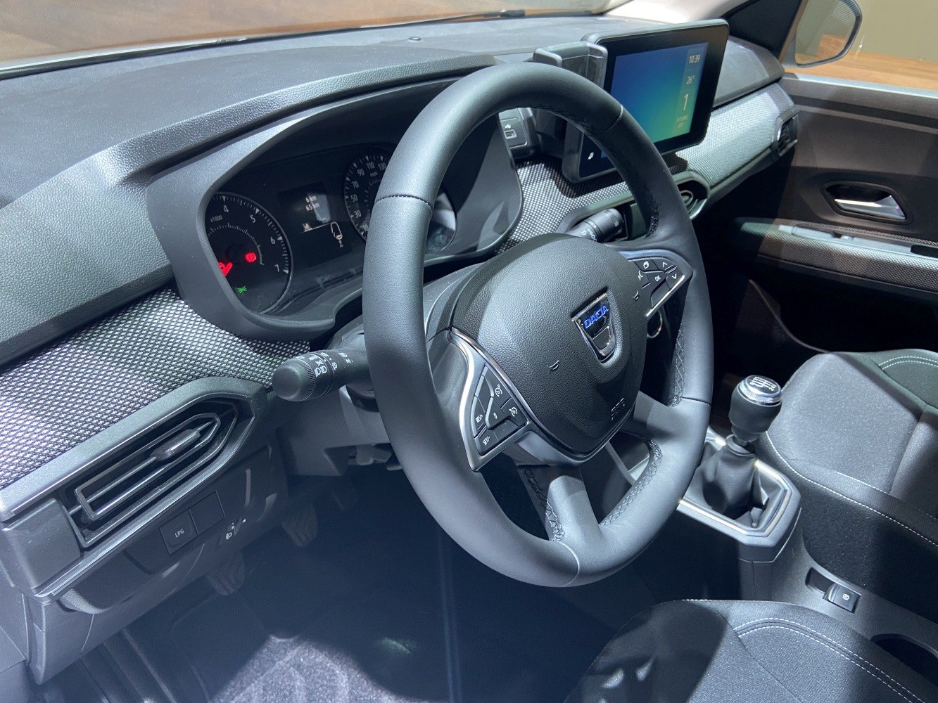 Steering wheel and digital dashboard with manual gear stick.