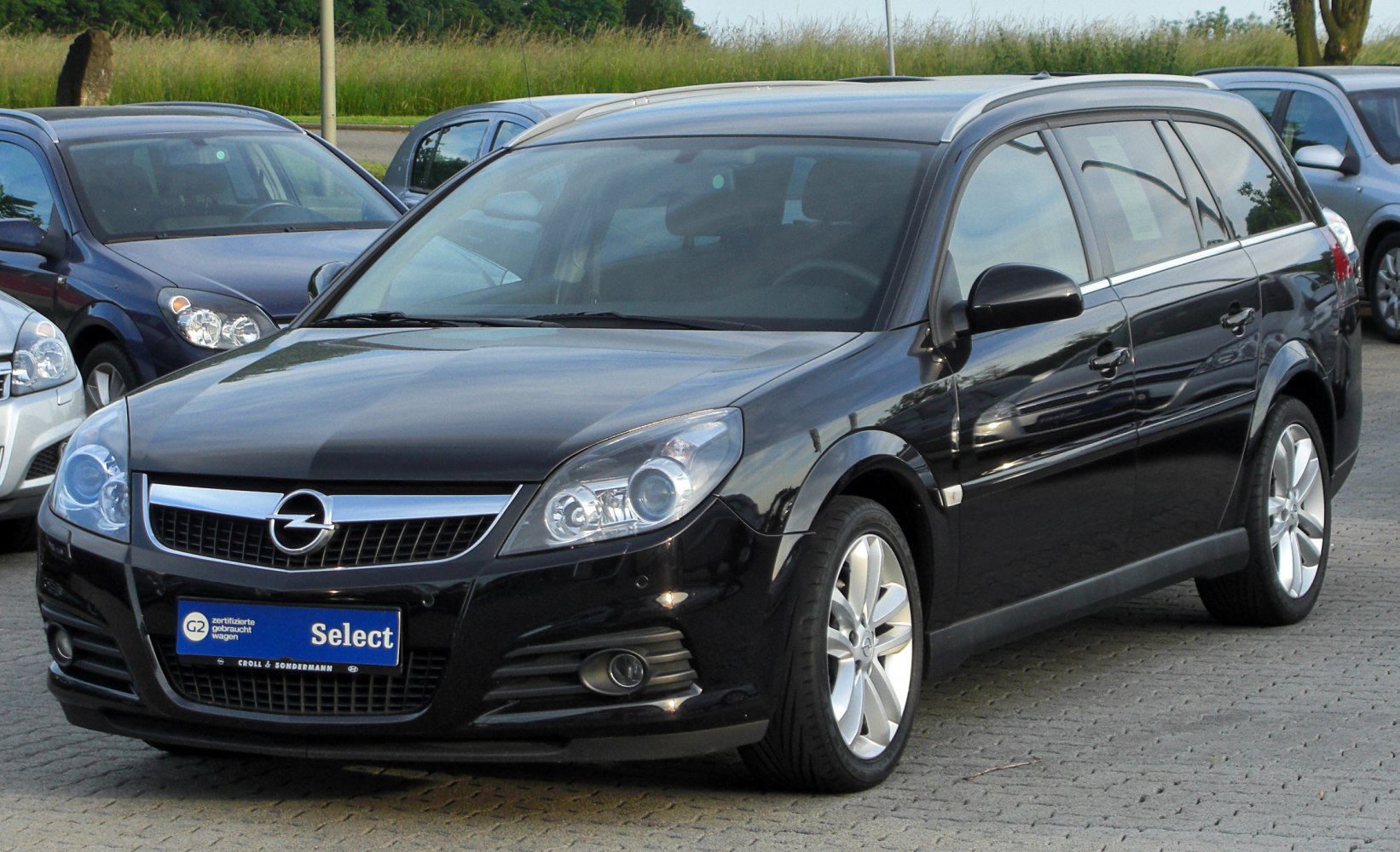 Black wagon front and side view with alloy wheels