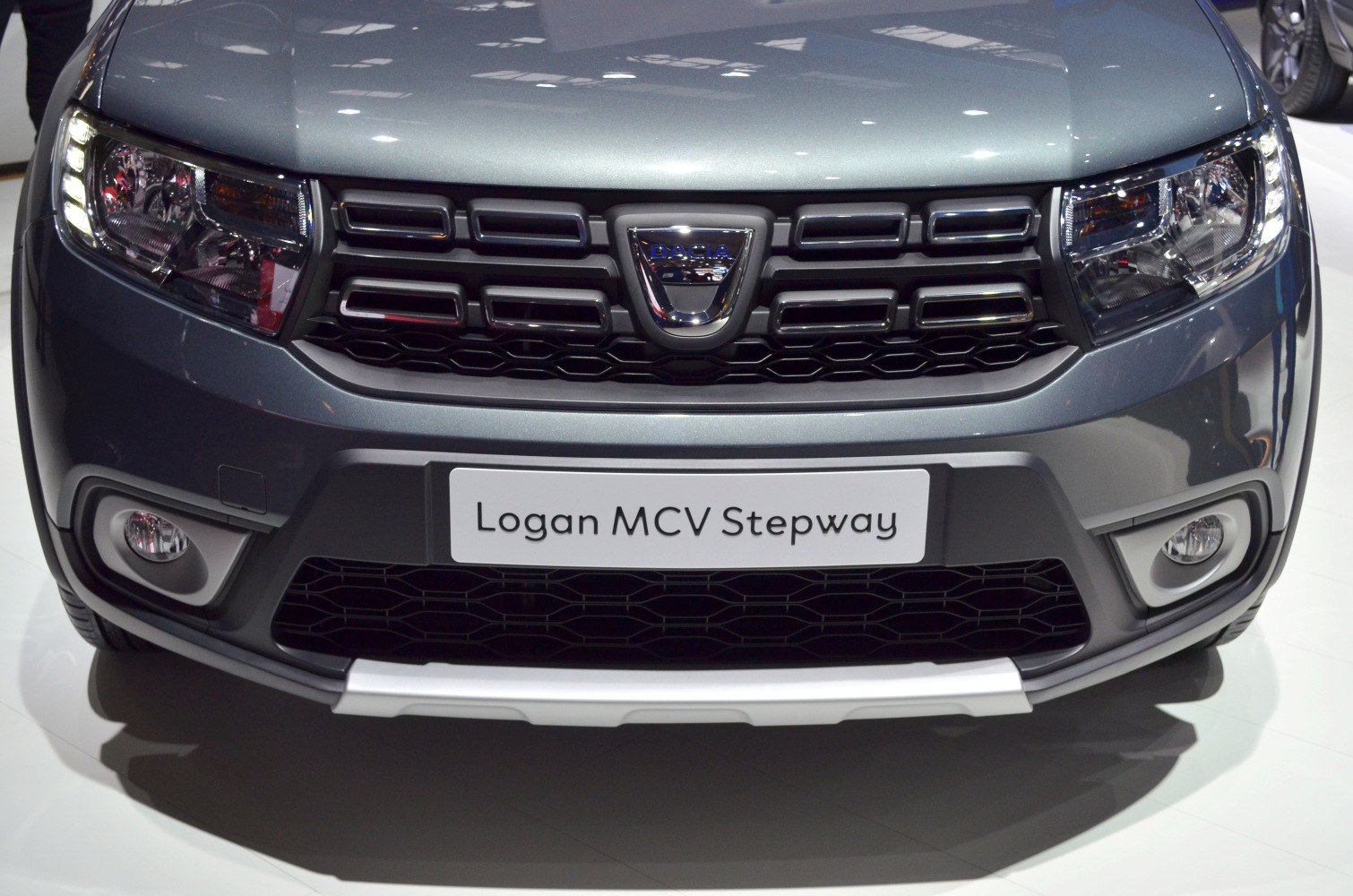 Front grille with logo and modern headlights with fog lamps