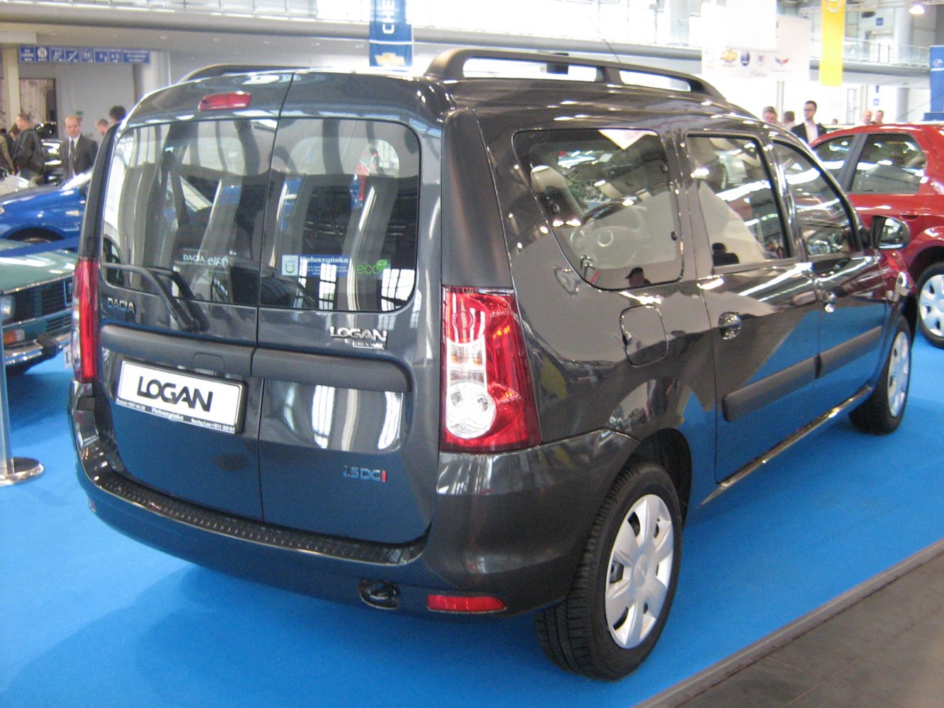 Rear view of station wagon with split tailgate and vertical taillights