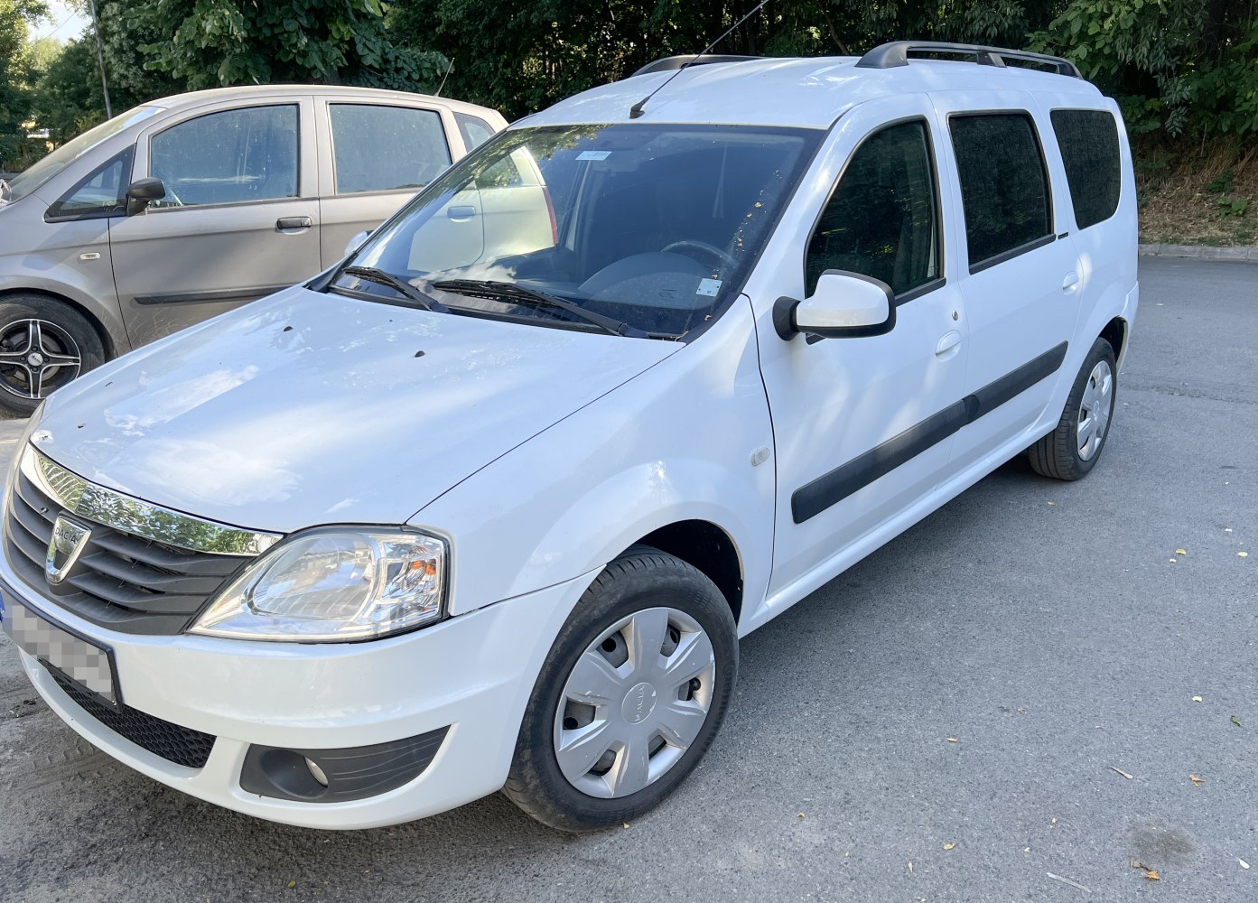 White facelift multi-purpose vehicle front-side view with roof rails and steel wheels