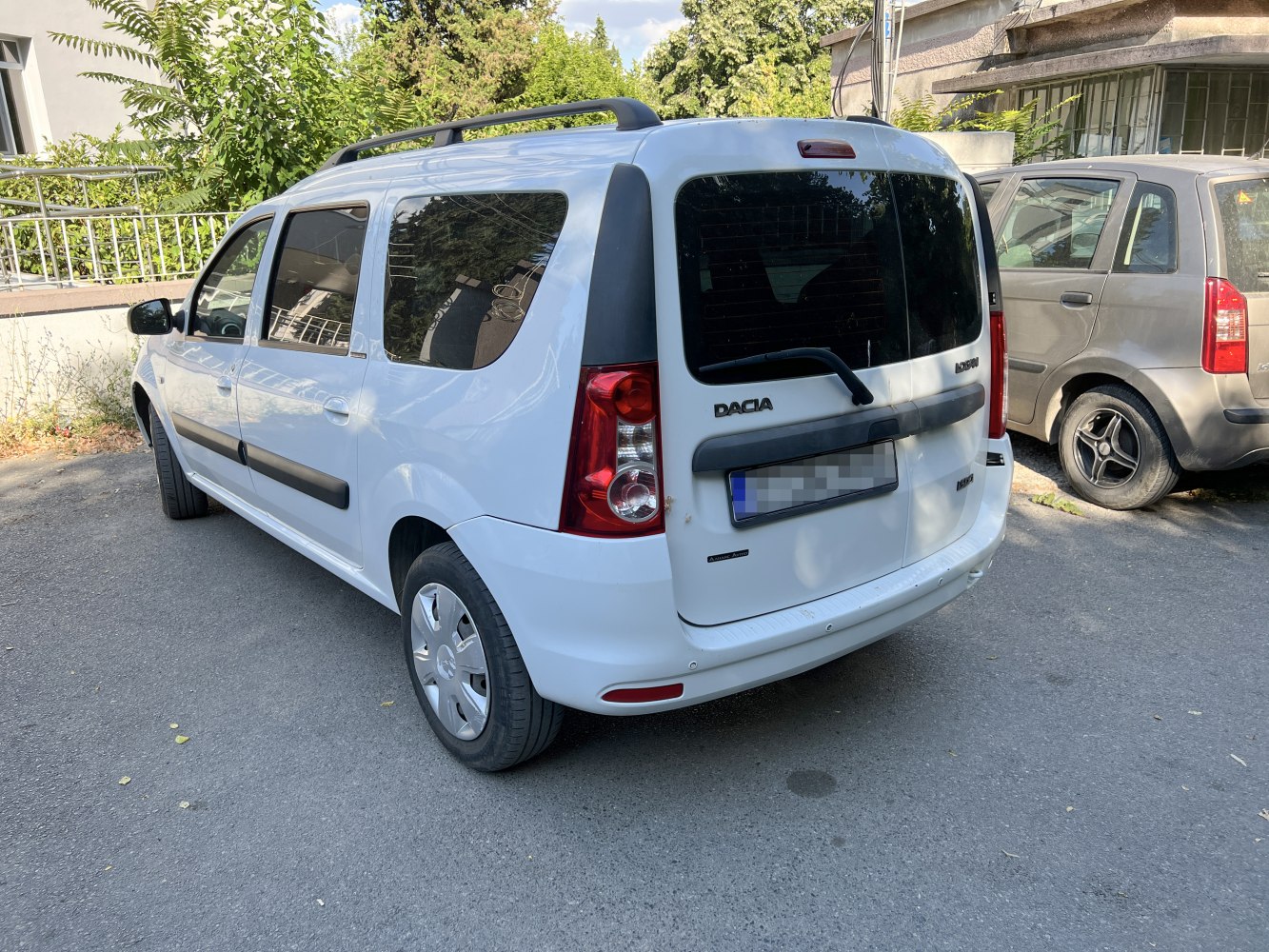 Station wagon rear view with roof rails and tailgate wiper