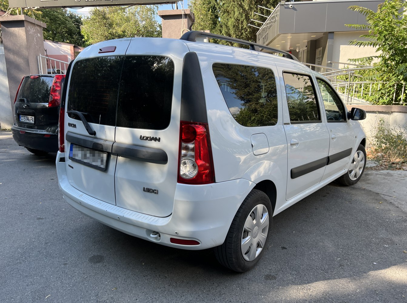 Rear view with split tailgate and roof rails