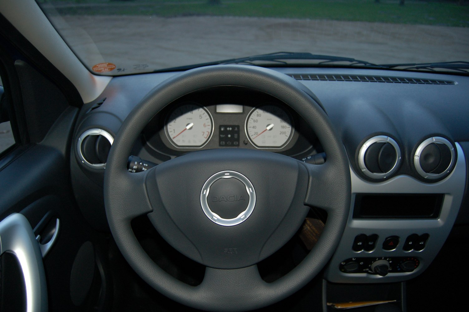 Dashboard and steering wheel of Dacia Logan I MCV facelift