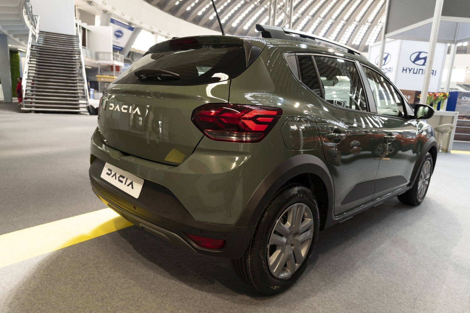 Rear and side profile with distinctive taillights and roof rails