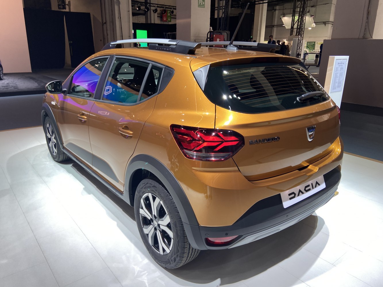 Rear-side view of a hatchback with LED tail lights and roof rails
