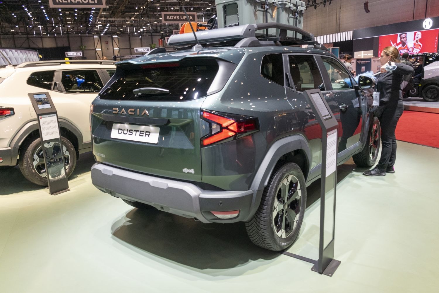 Angular tail lights, roof rack, rear SUV view