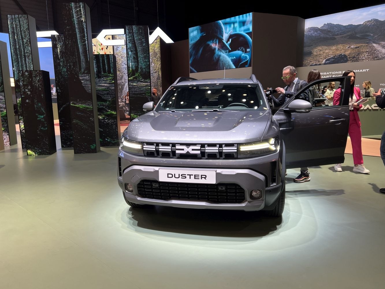 Front fascia with LED headlights and bold grille of an SUV