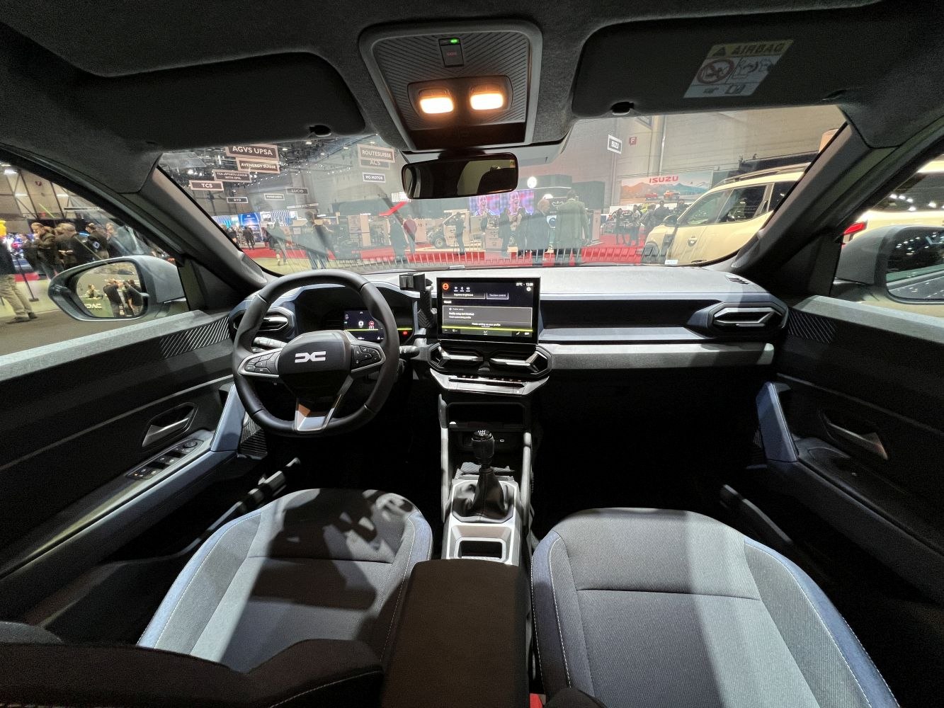 Digital instrument cluster and central touchscreen infotainment system
