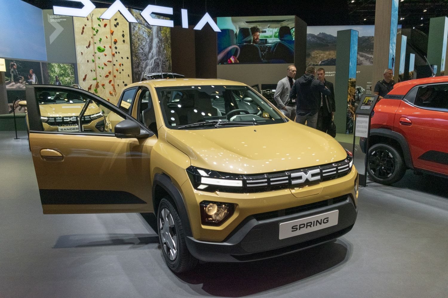Facelift electric hatchback with bold grille and LED daytime running lights