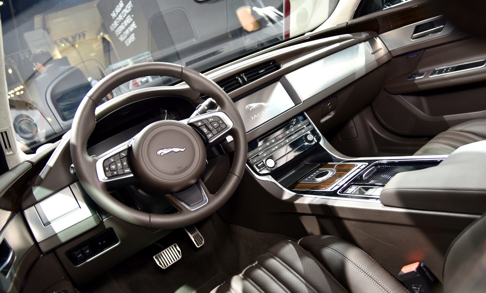 Luxury leather steering wheel and advanced infotainment system