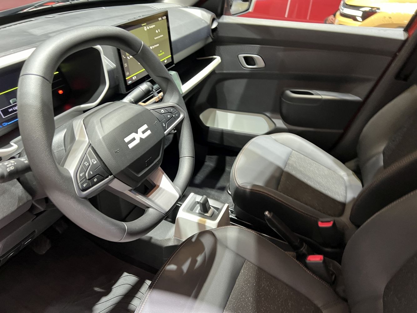 Digital dashboard and multifunction steering with compact gear selector
