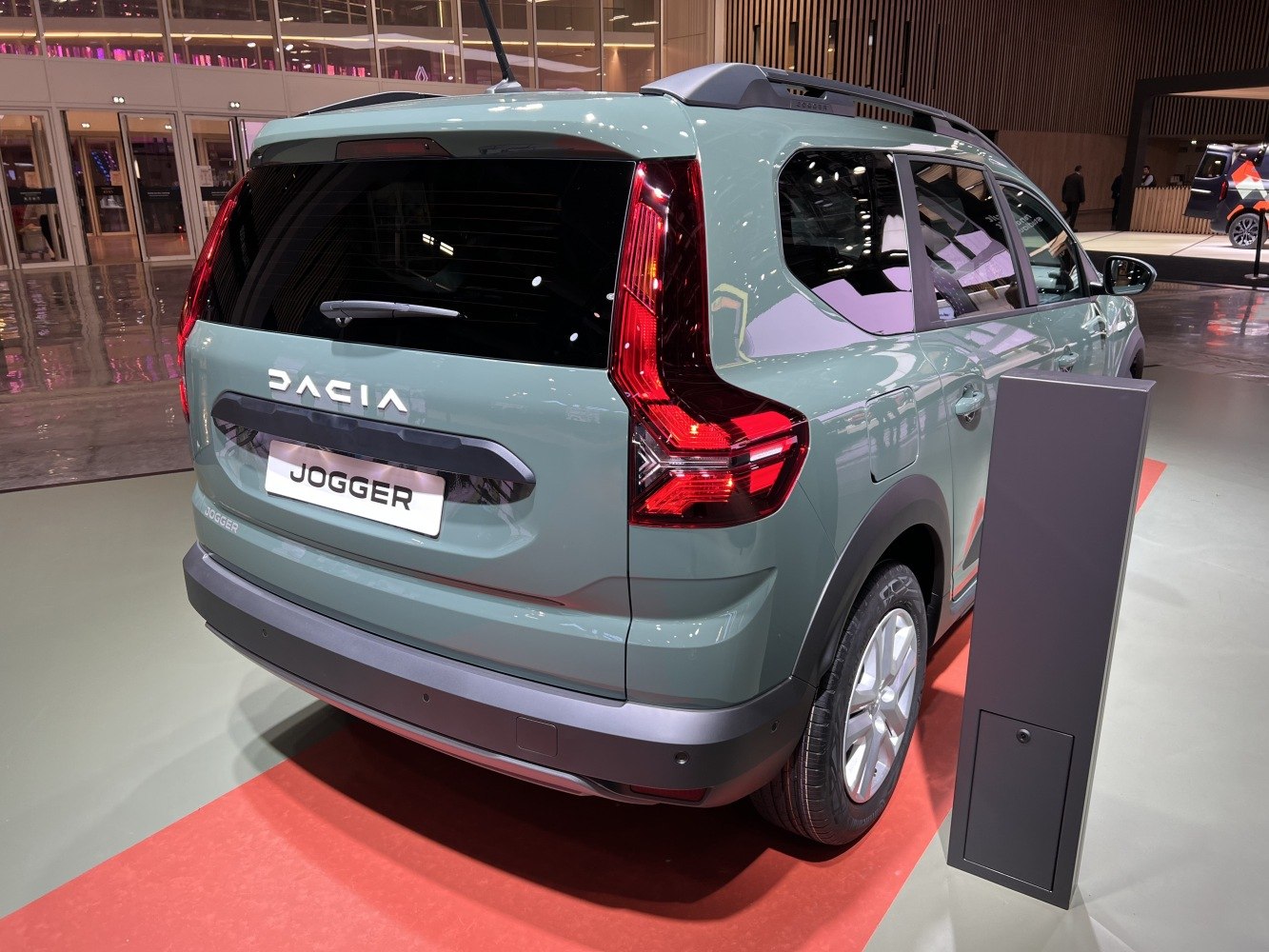 Rear view with vertical LED taillights and roof rails