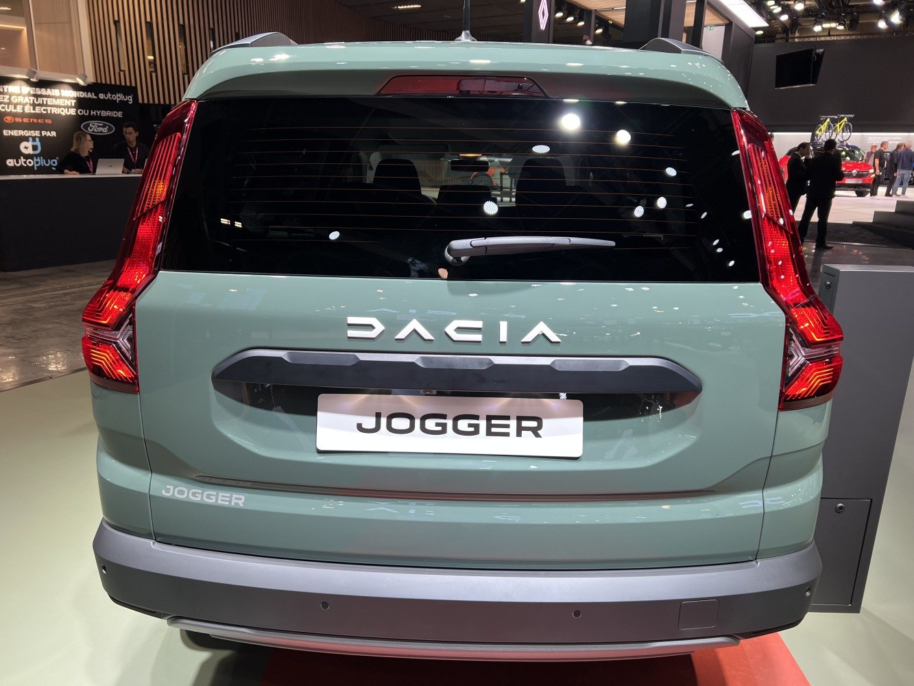 Updated vertical tail lights and rear wiper on back of vehicle