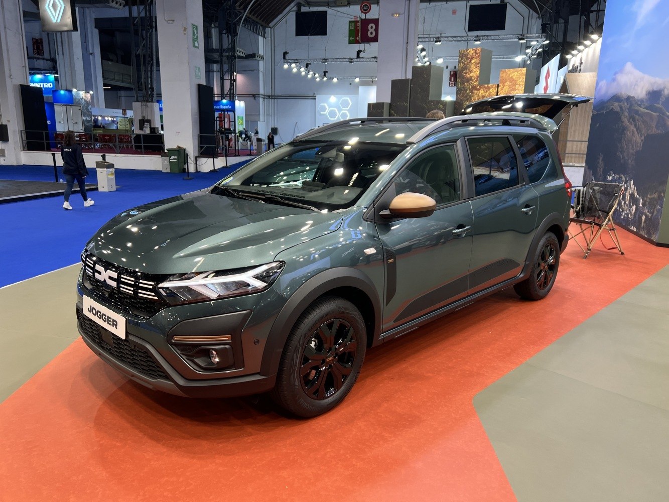 Front-side view of facelift 2023 Dacia Jogger with LED headlights and roof rails